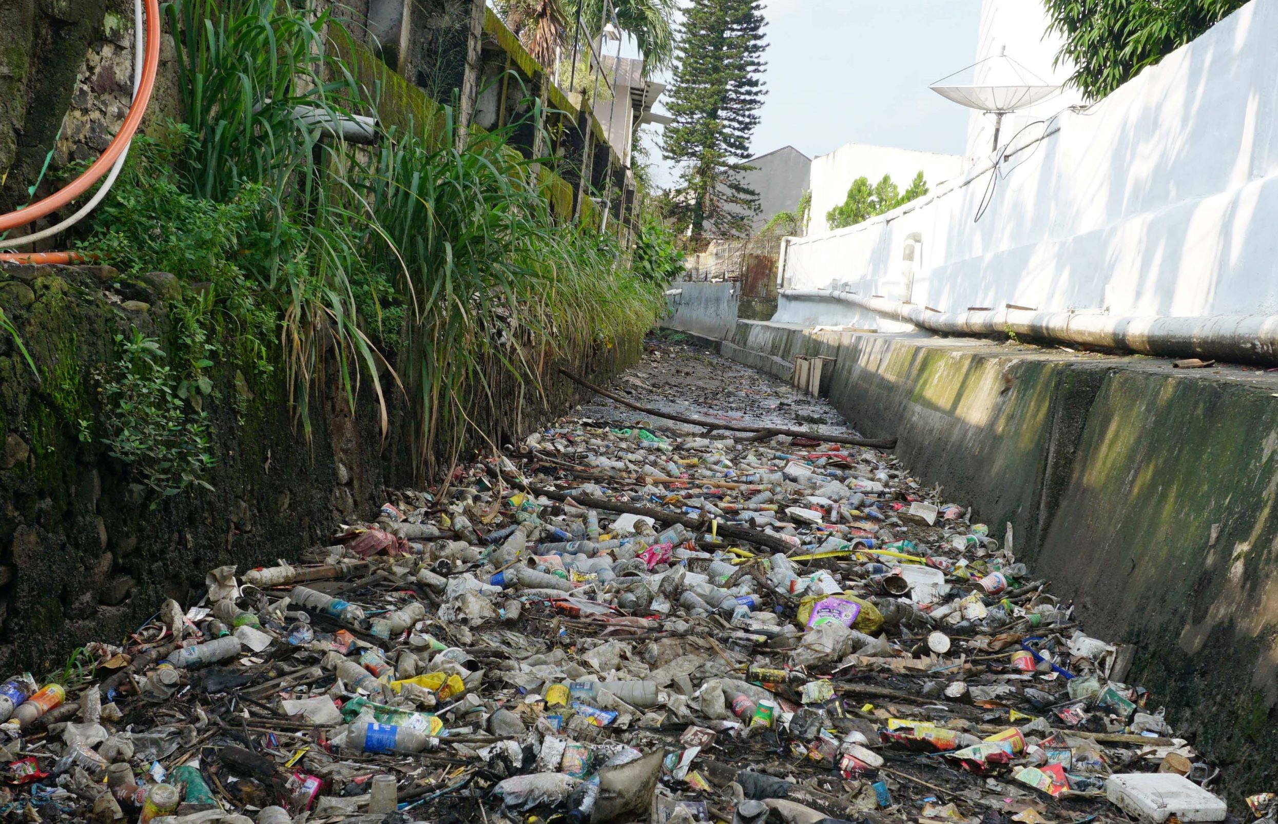 Kali penuh sampah di Bogor (Foto: Asep Ayat)
