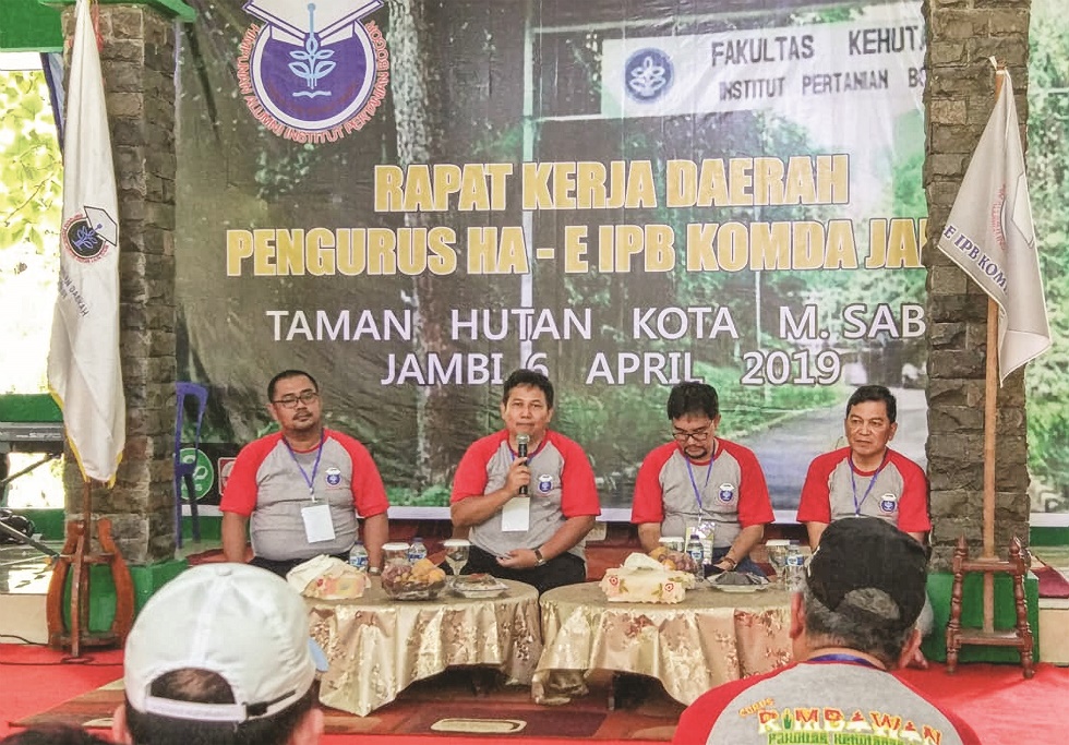Ketua Alumni Fakultas Kehutanan IPB Bambang Supriyanto (pegang mik) didampingi Dekan Fakultas Kehutanan IPB Rinekso Soekmadi dalam pengukuhan pengurus Komisariat HA Daerah Jambi, 6 April 2019.
