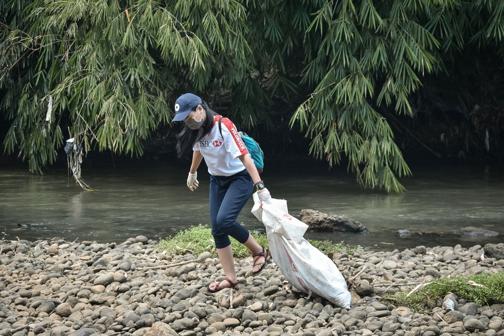 Seorang relawan Mulung Ciliwung mengangkut sampah di sungai Ciliwung, Bojong Gede, Bogor (Foto: Rifky Fauzan)