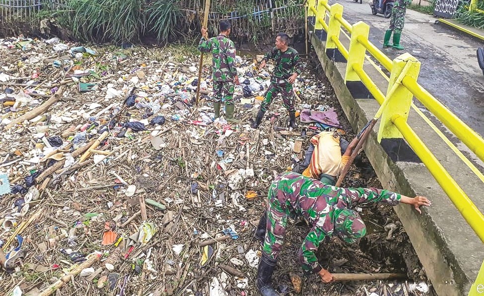 Sejumlah prajurit Kodam Siliwangi sedang membersihkan sungai yang tertimbun sampah di Bandung, Jawa Barat (Foto: Kodam Siliwangi)
