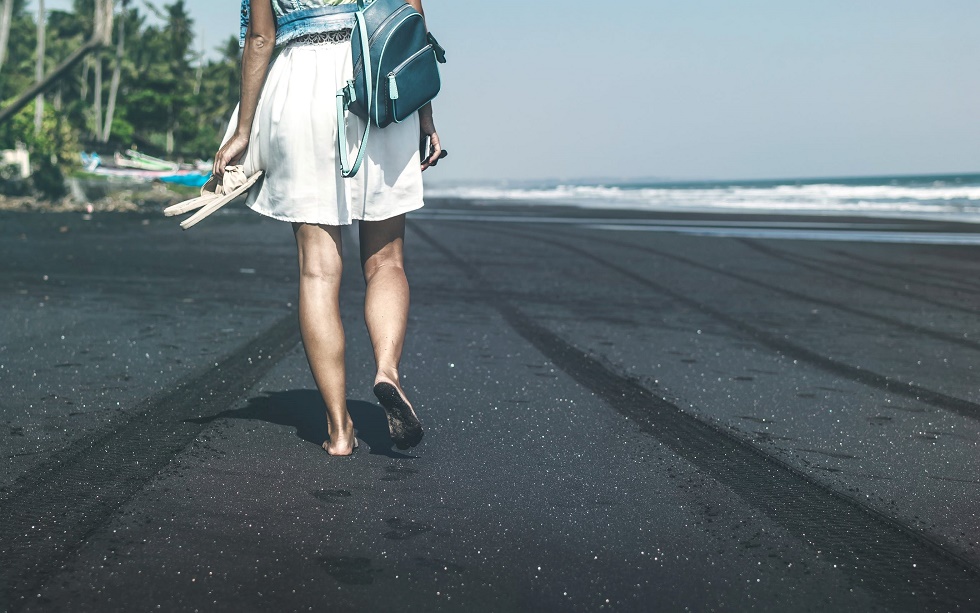 Berjalan di pantai