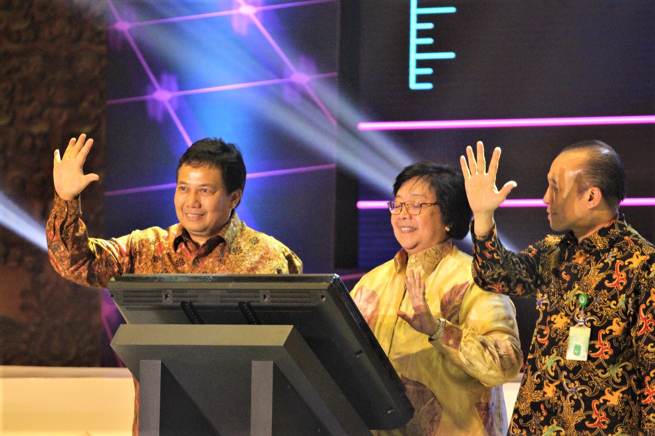 Menteri Lingkungan Hidup dan Kehutanan Siti Nurbaya, didampingi Direktur Jenderal Perhutanan Sosial dan Kemitraan Lingkungan Bambang Supriyanto, dan Sekretaris Jenderal KLHK Bambang Hendroyono saat peluncuran Peta Indikatif Hutan Adat, 27 Mei 2019 di Manggala Wanabakti