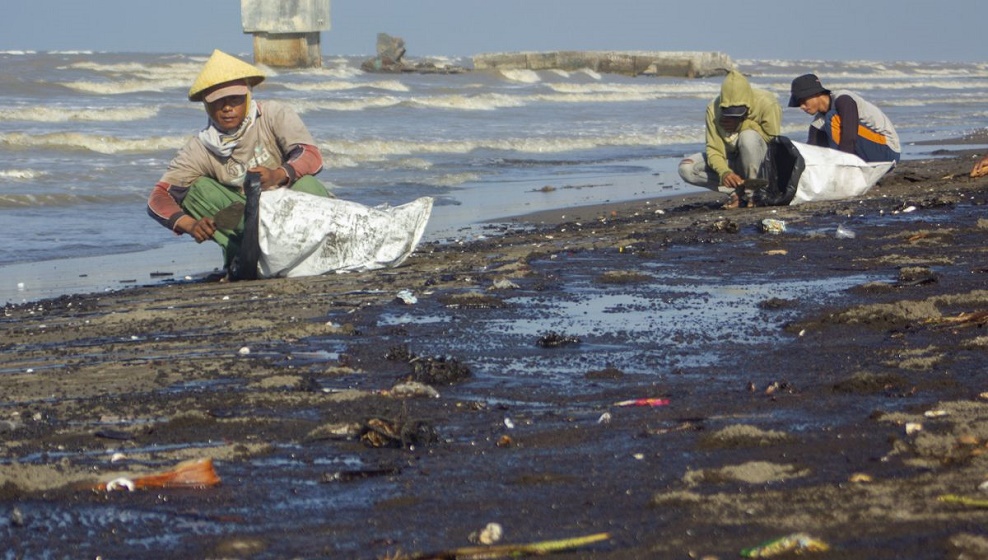 Tumpahan minya dari rig lepas pantai Pertamina di Karawang, pantai utara Jawa Barat