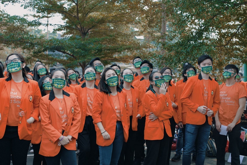 Penyebaran masker di Unika Atma Jaya BSD, 17 Agustus 201