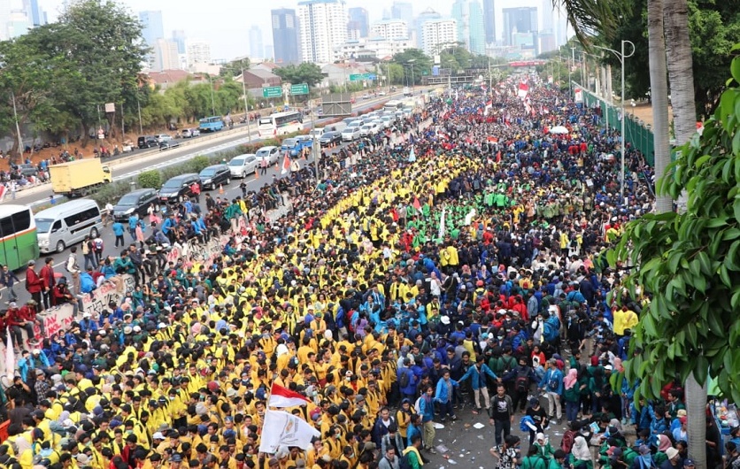 Demonstrasi mahasiswa di depan gedun DPR menuntut pembatalan sejumlah RUU bermalasah, 24 September 2019.