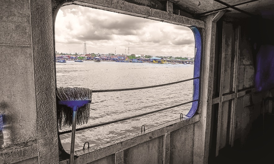 FERI TUA. Beberapa kapal feri renta sebagai moda transportasi perjalanan menuju pelabuhan yang menjadi pintu gerbang utama Kota Penajam.
