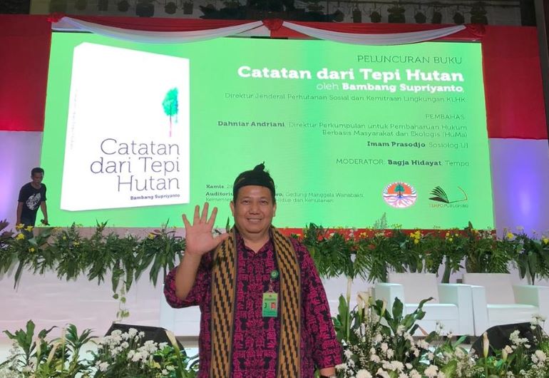 Direktur Jenderal Perhutanan Sosial dan Kemitraan Lingkungan di acara peluncuran buku yang ditulisnya, Catatan dari Tepi Hutan, di gedung Manggala Wana Bakti, 28 November 2019.