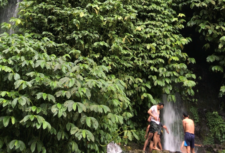 Pengunjung sedang mandi di air terjun Benang Kelambu, Desa Aik Berik, Lombok Tengah, Nusa Tenggara Barat.