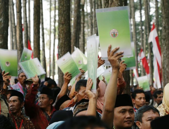 Penyerahan surat keputusan hutan sosial kepada masyarakat oleh Presiden Joko Widodo di Cianjur, Jawa Barat, Februari 2019.