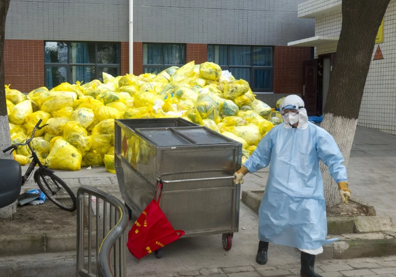 Sampah medis corona di Wuhan Union Hospital (Foto: Xinhua via SCMP)