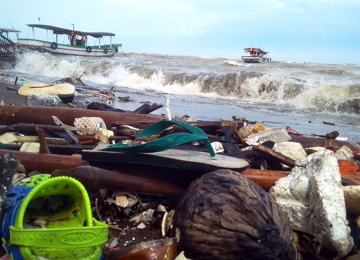 Sampah pantai Tanjung Pasir di Tangerang, Banten, Januari 2020. Pantai Tanjung Pasir merupakan salah satu gerbang masuk ke Kepulauan Seribu di Laut Jawa.