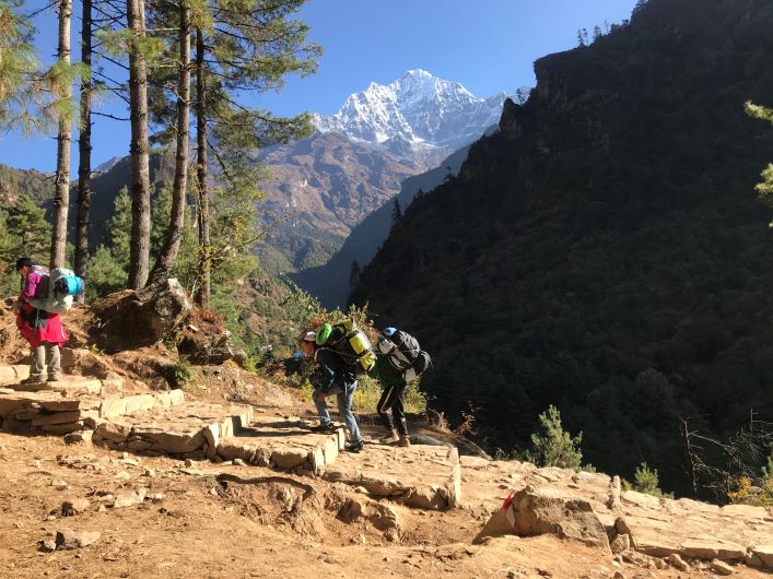 Pendaki menuju Everest Base Camp dengan latar pucuk Gunung Thamserku di Monjo.