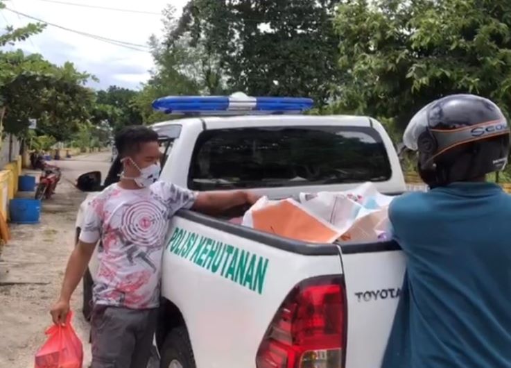 Polisi hutan Taman Nasional Wakatobi membagikan sembako untuk masyarakat untuk mencegah dampak kebijakan pembatasan sosial.