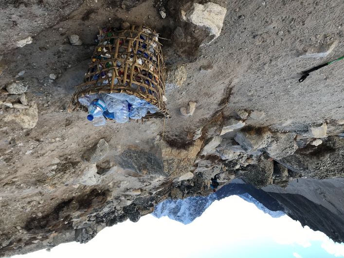 Sampah di jalur pendakian Gorakshep di titik terakhir menuju Everest Base Camp.
