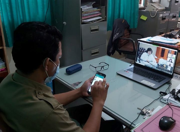 Seorang administrator belajar jarak jauh perhutanan sosial di Balai Diklat Makassar.