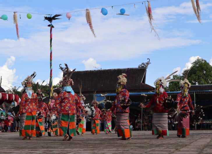 Tari Hudoq Aban yang ditampilkan dalam acara Festival Budaya Dayak Kenyah pada 18-20 Juni 2018 di halaman Lamin Adat Pemung Tawai kelurahan Budaya Pampang, Kota Samarinda, Kalimantan Timur. (Foto: Ezagren via Wikimedia Common)