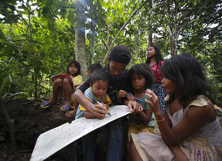 Anak-anak adat suku Batin Sembilan di Jambi sedang belajar membaca dan menulis (Foto: Asep Ayat)