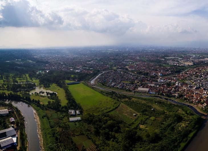 Sungai Citarum di kawasan perumahan dan industri di Rancamanyar, Baleendar, Bandung (Foto: Rifky/Yayasan Rekam Nusantara)
