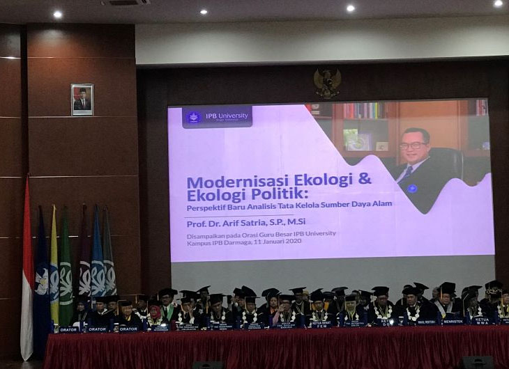 Rektor IPB Arif Satria membacakan orasi ilmiah ketika dikukuhkan sebagai guru besar tetap Fakultas Ekologi Manusia, IPB, 11 Januari 2020.