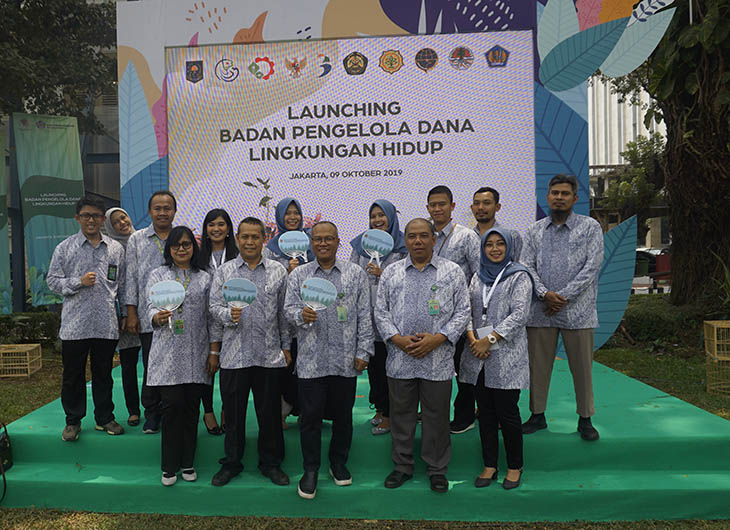 Agus Isnantio Rahmadi (tengah) beretta staf BLU P3H dalam peluncuran Badan Pengelola Dana Lingkungan Hidup di Kementerian Lingkungan Hidup, 9 Oktober 2019 (Dok. BLU P3H)