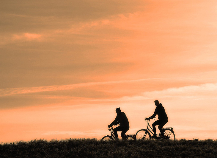 Bersepeda membuat awe muda (Foto: Mabel Amber/Pixabay)