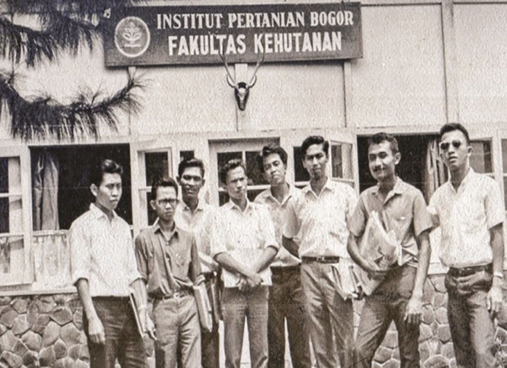 Mahasiswa Fakultas Kehutanan IPB di Kampus Baranangsiang pada tahun 1960-an (Dok. Fahutan IPB)