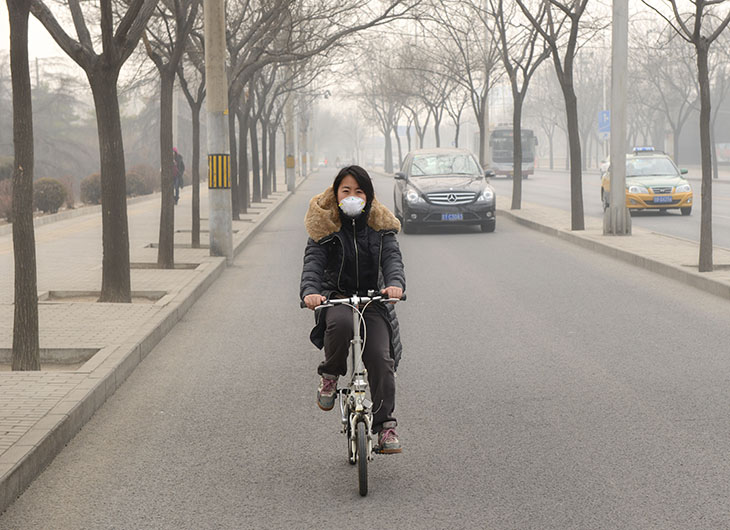 Polusi di Beijing pada 2016. Beijing menjadi kota paling polutif akibat industrialisasi dan pabrik masih memakai bahan bakar batu bara (Foto: Shutterstock)