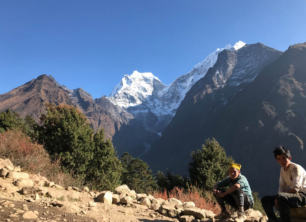 Dikdan Kulung (kiri) bersama penduduk lain di Himalaya berlatar puncak Everest.