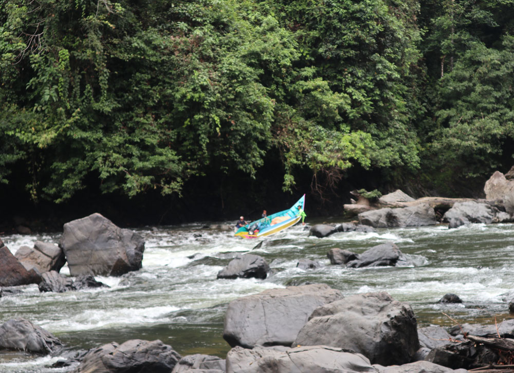 Mengarungi sungai berbatu menuju Desa Tau Lumbis di Kalimantan Utara.