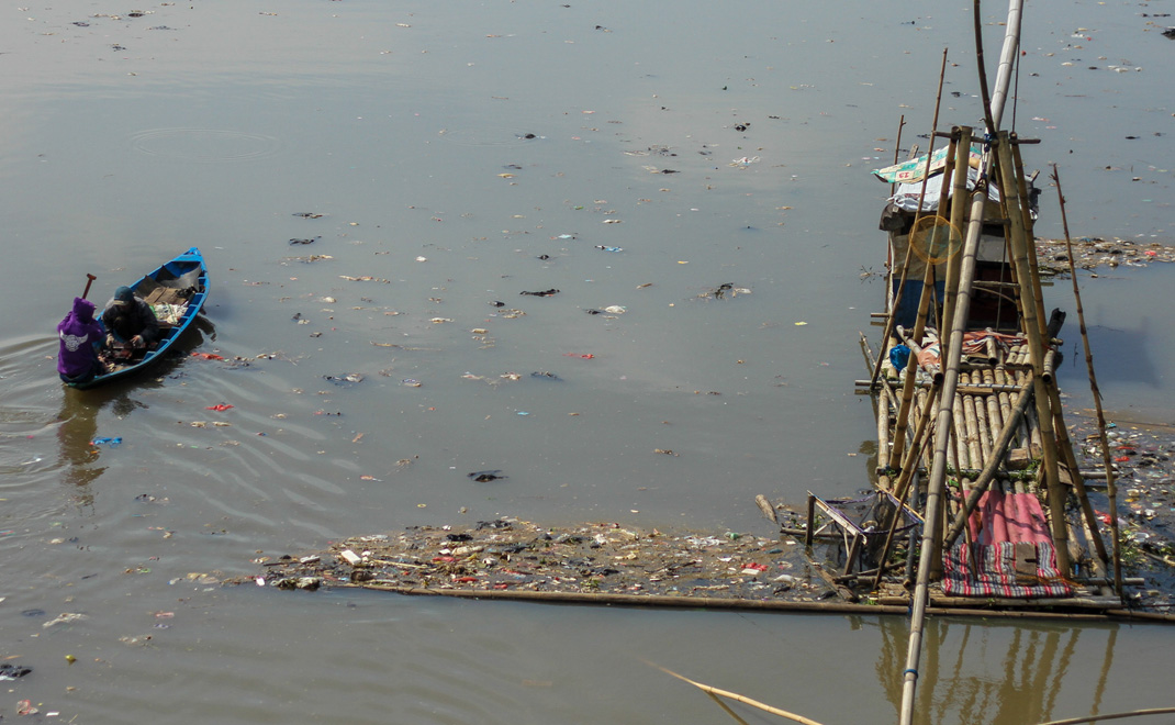 Salah satu bagian sungai Citarum yang dipenuhi sampah di wilayah Batujajar, Kabupaten Bandung Barat (Foto: Donny Iqbal)