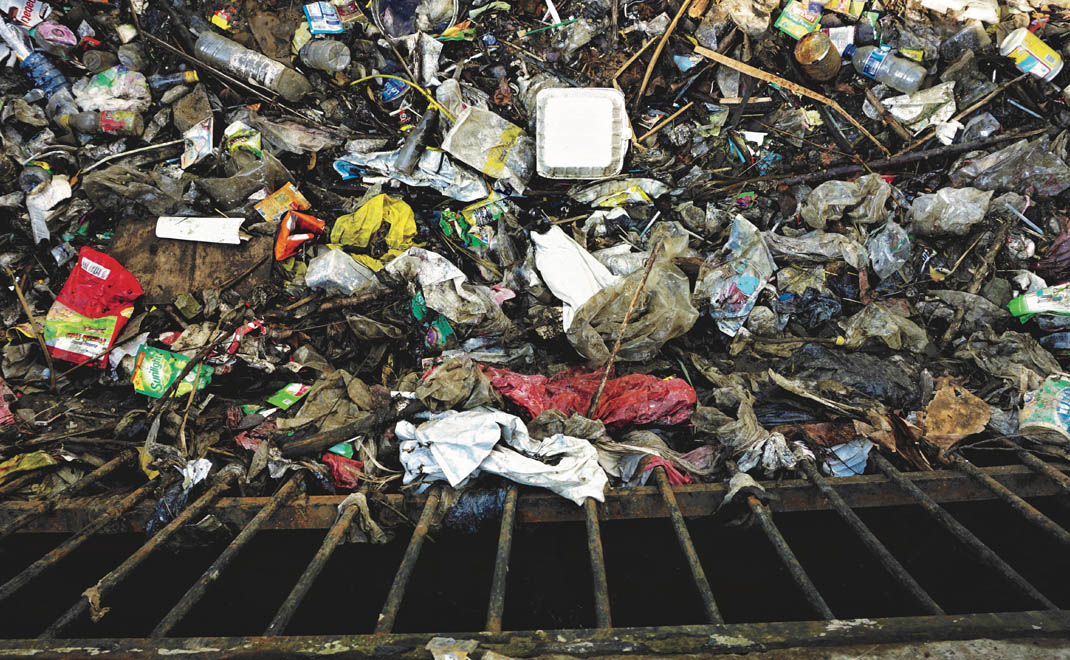 Sampah di kali dekat Tugu Kujang, Bogor (Foto: Asep Ayat/FD)