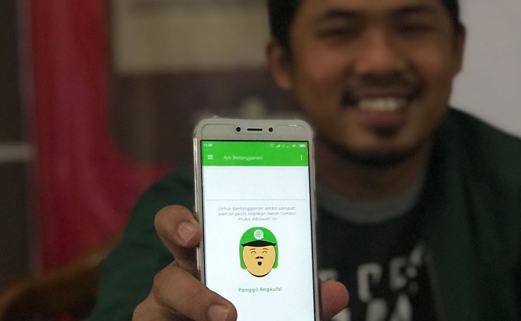 Hafiz Waliyudin menunjukkan aplikasi Angkuts di Android (Foto: Bagja Hidayat)