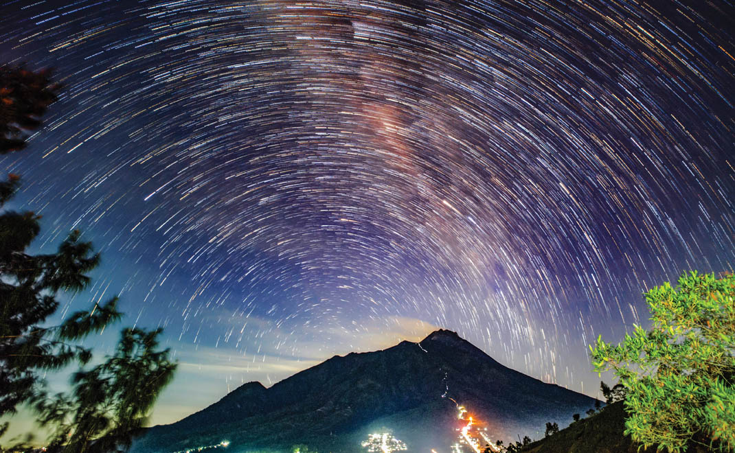Bintang-bintang di atas gunung Merapi (Foto: Teguh Santosa)