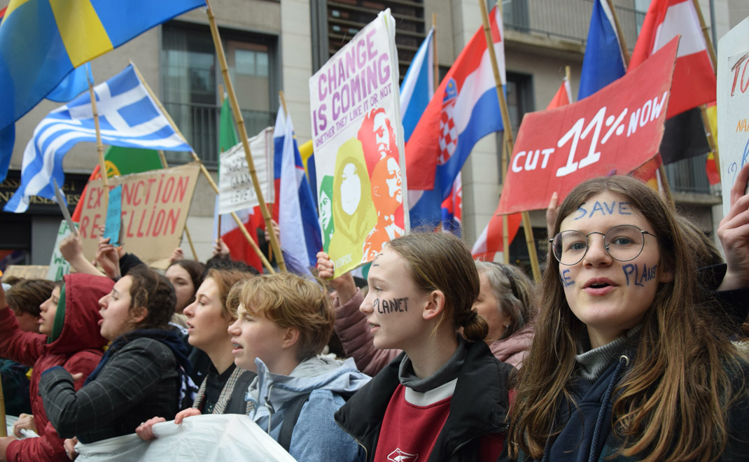 Sejumlah anak muda Belgia berdemonstrasi di depan gedung parlemen Komisi Uni Eropa menuntut para politikus membuat kebijakan yang menyelamatkan bumi dari pemanasan global (Foto: Arie Asona)