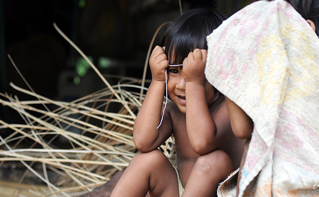 Seorang anak dari rompok masyarakat adat Batin Sembilan di Hutan Harapan, Jambi (Foto: Asep Ayat)