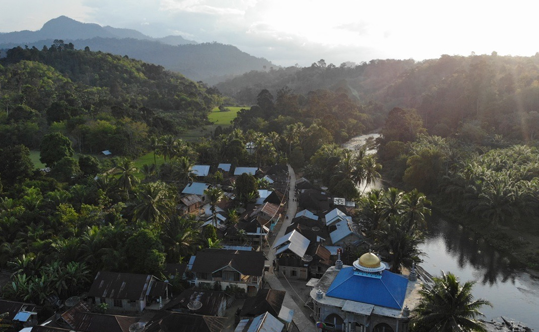 Permukiman di sekitar hutan lindung Bujang Raba, Jambi (Foto: Dok. KKI Warsi)