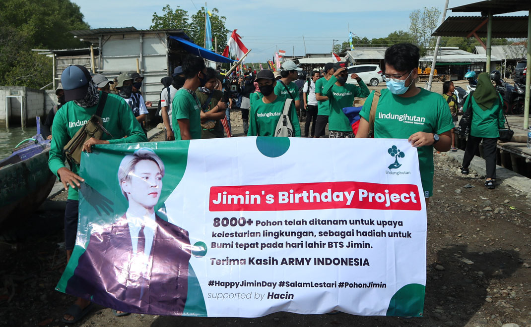 Fans K-Pop menanam pohon ketika merayakan ulang tahun Jimin, anggota band BTS (Foto: Dok. K-Pop Indonesia)