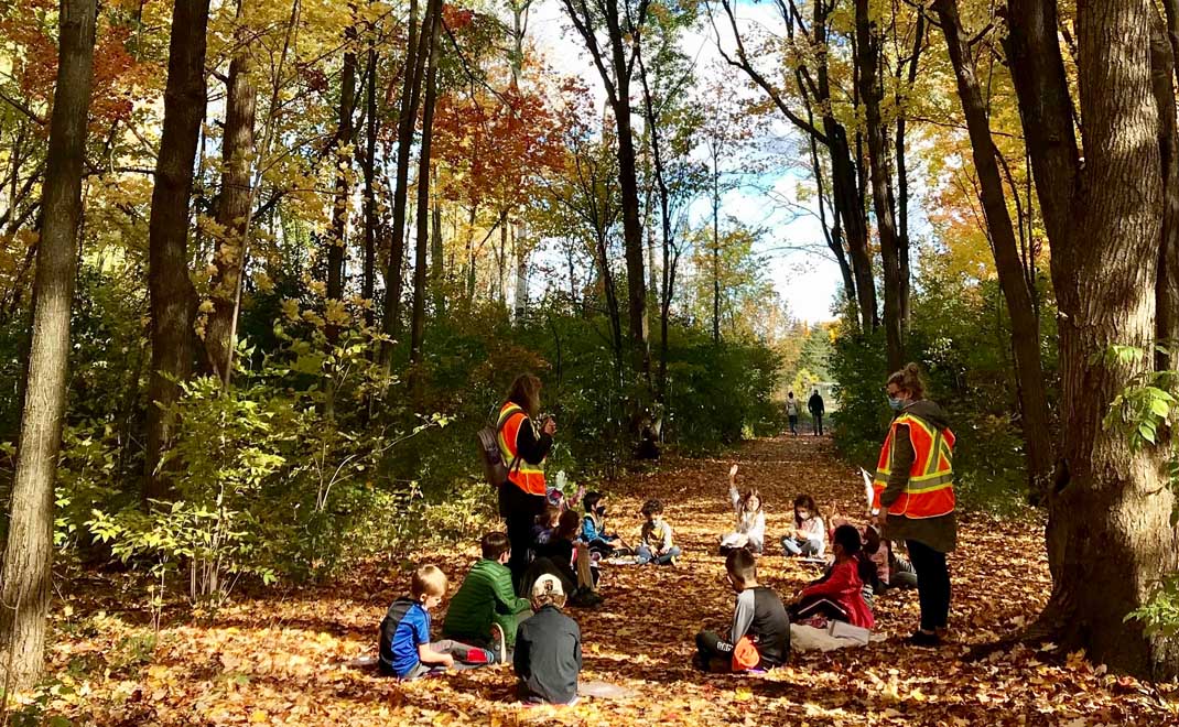 Beberapa siswa sekolah di Kanada belajar lingkungan di hutan. Investasi pendidikan konservasi melalui ekofilia atau ecophilia (Foto: Wiene Andriyana)