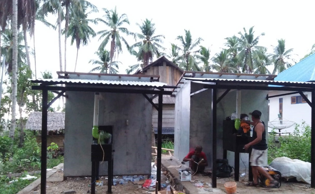 Pondok pengering kopi dan kopra di Buton, Sulawesi Tenggara, yang memakai listrik dari pembangkit mikrohidro.
