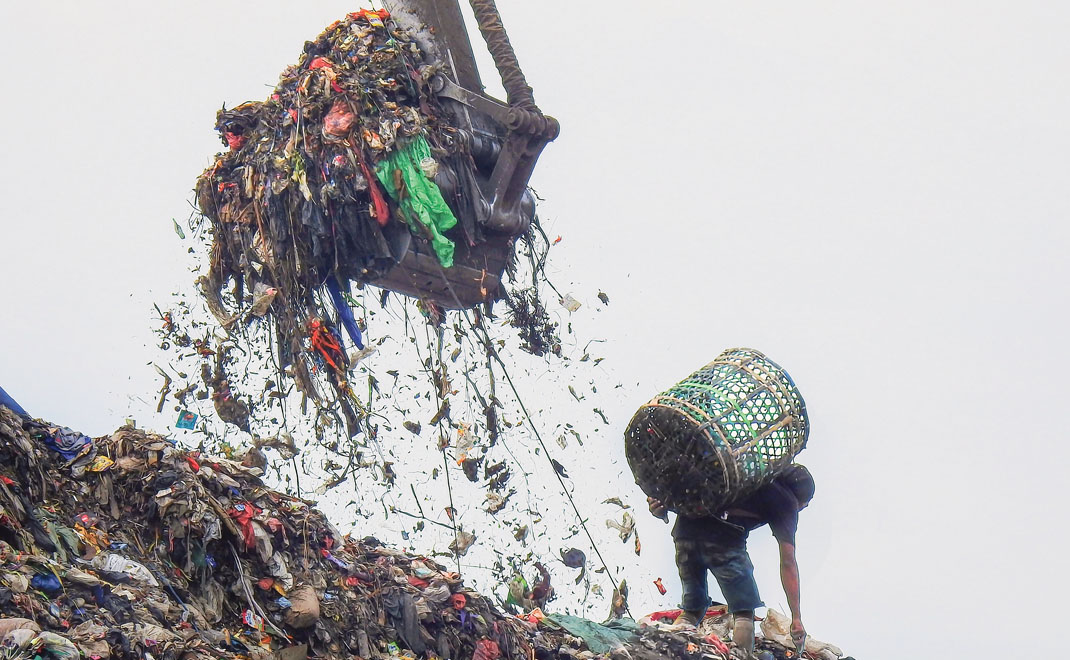 Sampah Bantargebang di Bekasi, Jawa Barat (Foto: R. Eko Tjahjono)