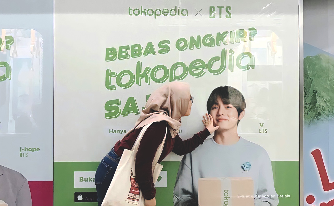 Iklan Tokopedia yang menampilkan personel BTS. Tokopedia dan grup K-Pop ini menjalin kerja sama promosi (Foto: Ryabgl via Kpop4Planet)