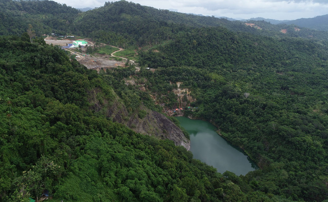 Lubang bekas penggalian emas PT Newmont Minahasa Raya (Foto: Finneke Wolajan)