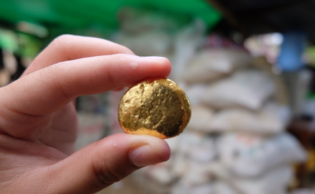 Emas hasil penambangan di Bukit Mesel, Manado (Foto: Finneke Wolajan)