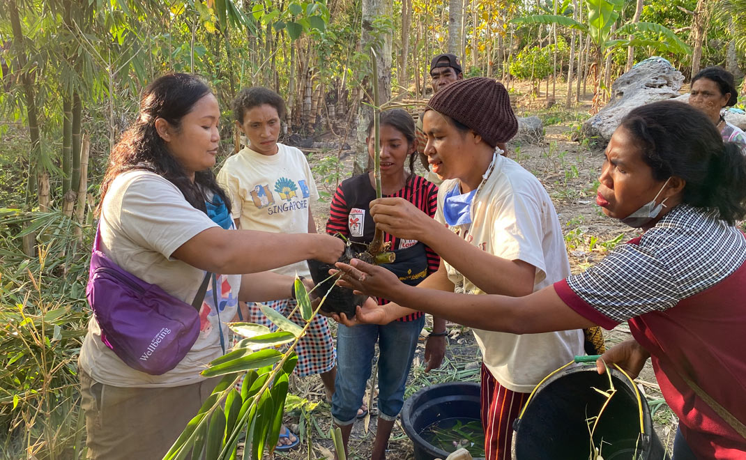 Perempuan Desa Genamere peserta Sekolah Lapang Bambu Lestari (Foto: Yayasan Bambu Lestari)