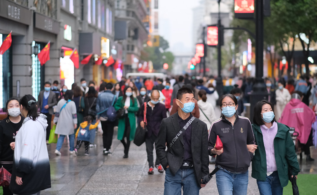 Penduduk Wuhan memenuhi jalan Jianghan, jalan paling terkenal di Kota Wuhan, Tiongkok, pada 6 Oktober 2020 (Foto: Shutterstock)