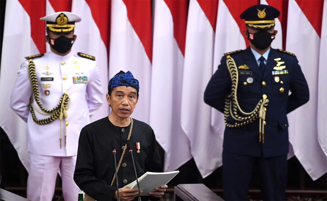 Presiden Joko Widodo membacakan Nota Keuangan dan RAPBN 2022 di DPR memakai pakaian adat Badui pada 16 Agustus 2021 (Foto: Lukas/Sekretariat Presiden)
