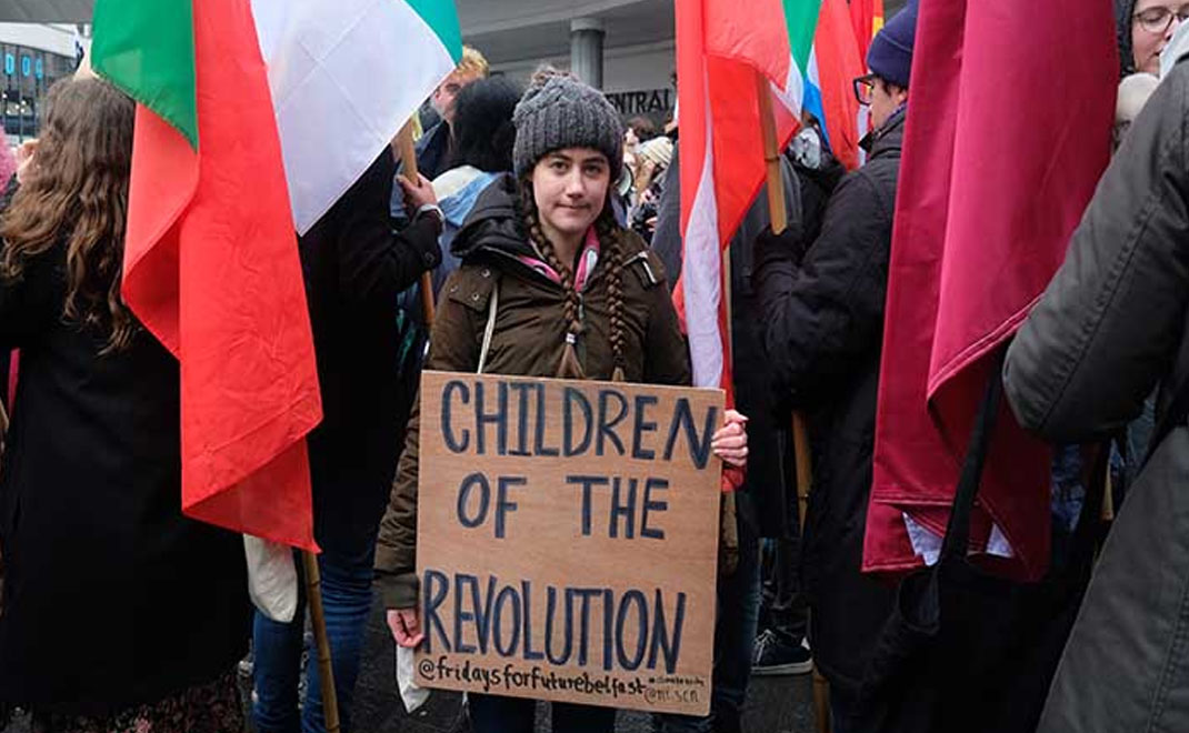 Anak-anak muda Belgia berdemo di depan gedung parlemen Uni Eropa menuntut aturan mencegah pemanasan global, 7 Maret 2020 (Foto: Arie Asona)