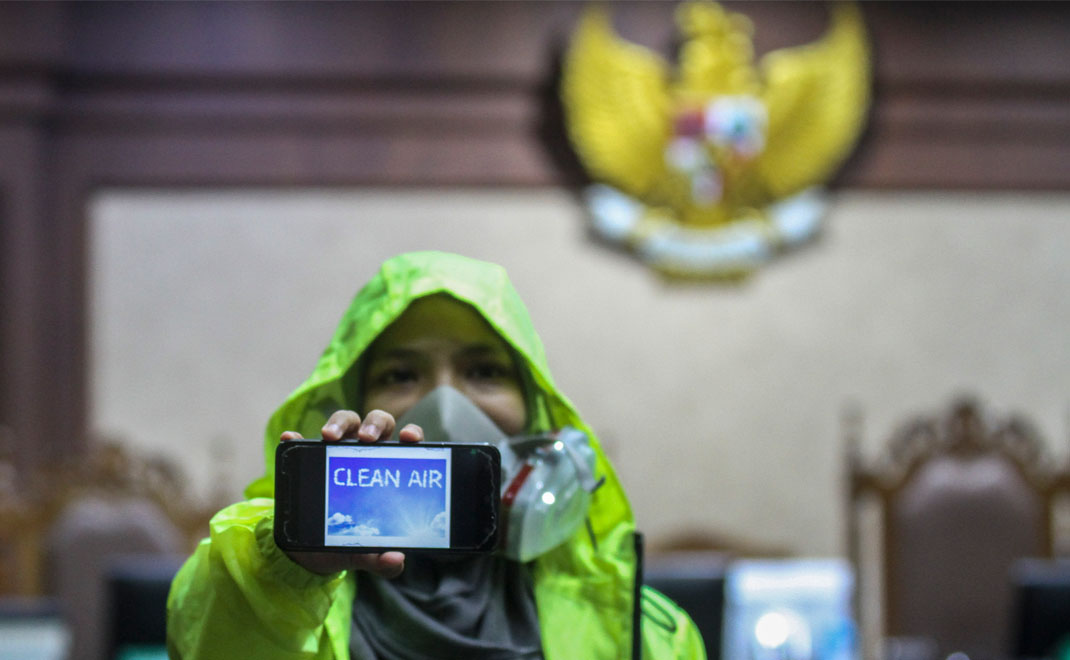 Aktivis Gerakan Inisiatif Bersihkan Udara Koalisi Semesta atau Gerakan Ibu Kota dalam aksi gugatan kepada pemerintah mengendalikan pencemaran udara di Pengadilan Negeri Jakarta Pusat (Foto: Dok. Gerakan Ibu Kota)