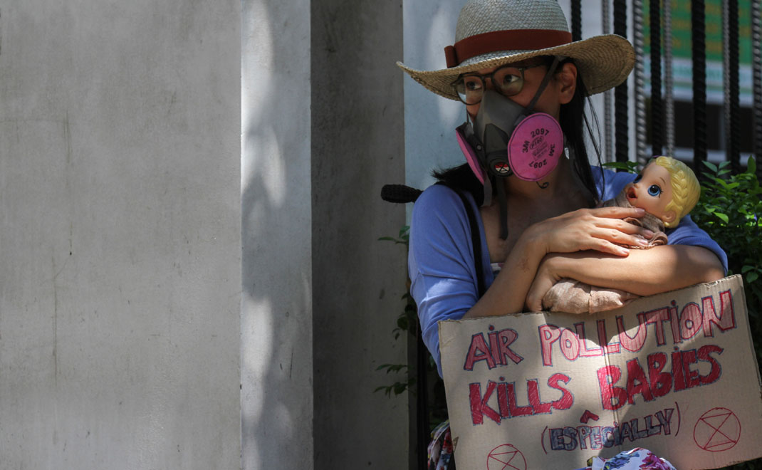 Aktivis Gerakan Inisiatif Bersihkan Udara Koalisi Semesta atau Gerakan Ibu Kota dalam aksi gugatan kepada pemerintah mengendalikan pencemaran udara di depan Pengadilan Negeri Jakarta Pusat (Foto: Dok. Gerakan Ibu Kota)