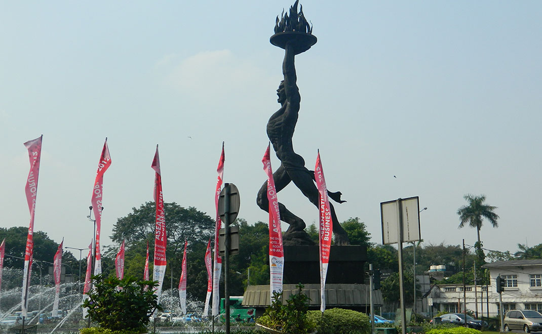 Patung pemuda membangun di Jalan Sudirman Jakarta (Foto: Creative Common)